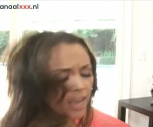 he nipistää aikaa nuori mies jäykkä kukko ja anna hänen pakarat ravistamalla.