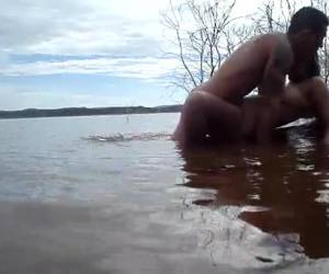 Flagras sexo começa com um casal bem safadinhos transando na barragem eles fazem de tudo o homem leva sua companheiro nas nuvens de tanto prazer eles