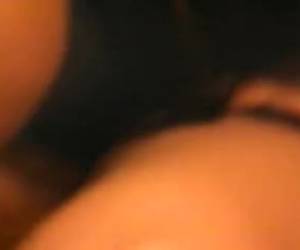 Porno amador brasileiro comendo namorada no banho, gostosa da bunda grande e bronzeada no colo do macho, onde ele coloca a puta para receber pênis