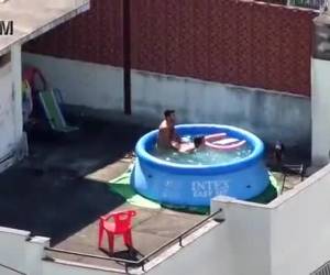 Flagra de sexo com vizinho comendo sua mulher na piscina