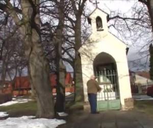 Isoisä käy kirkossa suuri keskellä rauhallisessa kotikaupunkiinsa kaunis metsään. joka päivä, joka menee sinne lähinnä rukoilla hänen terveytensä, mutta tällä kertaa hän haluaa vihdoin päästä eroon, että kuiva. paluumatkalla, hän kaatuu