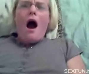 whiteh electric vibra, hänen clit ja munaa perseeseen on tämä nainen huutaa ready.intense orgasmin