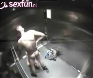 Mereka tahu mereka sedang film tapi mereka berpakaian keluar pula, dan kemudian mereka mengambil dick kaku blowjob dan dia memiliki dia di antara fucks. lift terbuka dan mereka mendapatkan pasangan caught.horny ditangkap selama seks di dalam lift