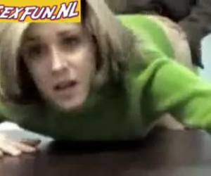 He tulevat työskennelläkseen sihteerinä, taivutetaan alas pöydälle ja saa hänen pomo yhä syvemmälle kova kalu hänen pillua. seksi toimistossa on uusi her.sex toimistossa