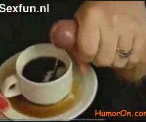 pirang adalah untuk secangkir kopi. daripada susu dia mengambil suntikan sperma untuk taste.cup manis kopi