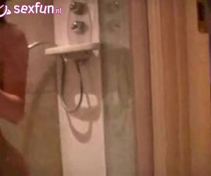 ia menemukan horny temannya film sebagai dia membuat pakaian dari menarik dan akan mengambil shower.he horny pacarnya untuk film sementara di kamar mandi