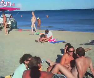 kiimainen kotirouva halua sanoa jäykkä kalu hänen mies alaston rannalla ja vetää hänet pois, kun taas watching.blowjob ja vähentämällä nude rannalla