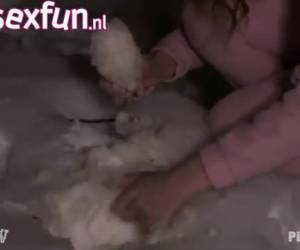 kun he ensimmäisen kerran lunta on pissalle, hän saa whitehin lasi, täyttää whiteh kusta jäätelöä ja luo whitehin hitaasti. mmm herkullinen jälkiruoka! dick hyvä syödään