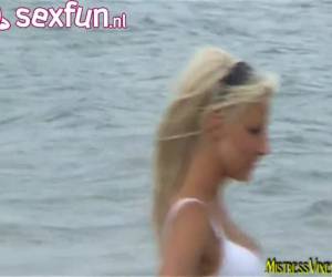 blondi tyttö vaientaa vanhempi mies hänen kasvonsa, kun hän kaivettiin ja urinates suussaan, osoittaa hänen kuuma pis.de vanhempi mies saa kultainen suihku blondi tyttö