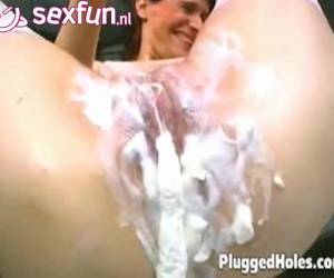 perverssi slut jotka mona. hän pysähtyy kermavaahdon kera spray syvällä hänen kiimainen pillu. kieroutunut games on hänen peli. ne spray hänen pussy täynnä kermavaahtoa ja spray kermavaahdon pois hänen pussy.mona pelaa perverssi pelit whiteh ker