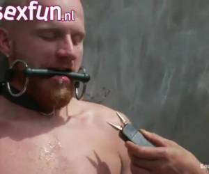 massiivinen whitehting ja homo stasss sana nämä homo alasti sidottu ja nöyryytti julkisesti. ja saada ellectro shokki keskellä stass.gay julkisesti nöyryyttää