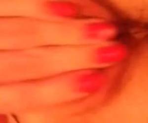Ela mete os dedos em sua buceta e massageando seu clitóris molhado para o webcam.she enfia os dedos na buceta dela e massageando seu clitóris
