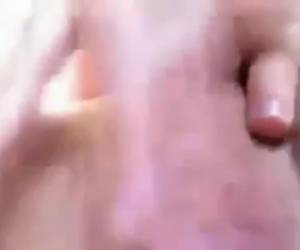 Blondi masturboida autossa, kunnes ne ovat orgasmi tulee