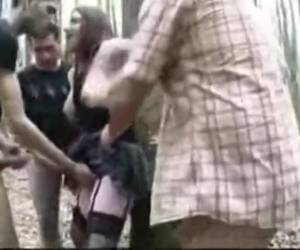 huora halua sanoa useita jäykkä dicks ja itse metsästä vittu kunnes ne ovat valmiita tulemaan sekä niiden siemennesteen hänen kasvonsa sprayed.they sanoa metsässä useita kukot vittu ja saa spermaa hänen kasvonsa