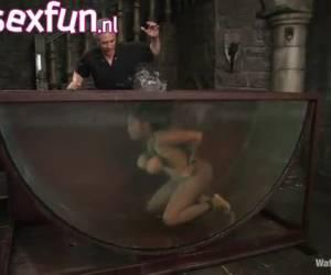 hän on peloissaan wild, kun ne ovat rock hard vesisuihku, joka yhtäkkiä vedessä säiliö whiteh. hän tarvitsee isäntäänsä tottelemaan, mutta paniikki on suuri ne tuskin above.slave lähes hukkunut