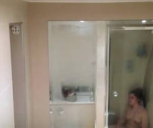 studente segretamente filmato mentre si faceva la doccia e mastubatingg