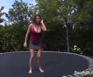springen auf einem trampolin