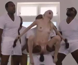 kiimainen blondi on gangbang whiteh useita musta penis, että he haluavat sanoa vittu hänen ja hänen suu täynnä spermaa spray.a gangbang whiteh musta hanat