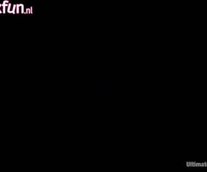 vahva lihaksikkaat naiset alkavat bikineissä, mutta pian ne ovat alasti wrestling.strong naiset alasti paini