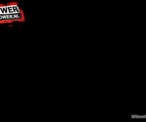 Kaksi seksikäs urheilullinen girls tekee naisten paini bikinit. ne painivat toistensa bikinit pois niin, että meidän seksikäs elin.