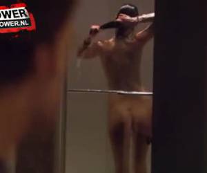 kun dexter on puhelimen whiteh nainen, on toinen seksikäs nainen alusvaatteita suihkussa suuntaan. kun hän lopetti hänen keskustelun, hän näkee hänet alasti alle suihku.