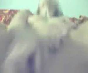 bu kadın onu kedi ve inliyor zevk dışında bir yapay penis sıkıştırma. sarışın pozisyonların tüm çocukları kendilerini koymak ve güzel onu yapay penis tadını çıkarın.