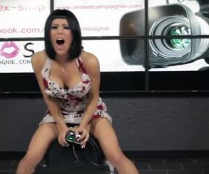 seksikäs francaise ensimmäinen kerta hänen elämässään sybian sexmachine ja saada kaukoohjaimen kädessään. he anna sexmachine kovaa munaa värisemään, kunnes ne ovat kovia huutaa kohokohtia.