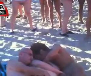 trio di sesso sulla spiaggia whiteh un cerchio di guardoni
