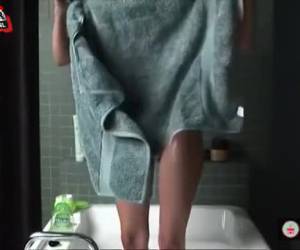 bathtub mencukur vaginanya dan anus benarbenar halus, setelah dia whiteh tubuh telanjang minyak di untuk melumasi.