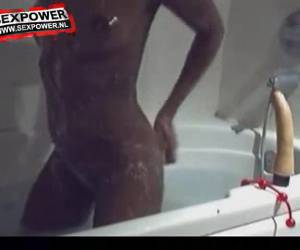 chica de ébano se masturba en el baño por webcam