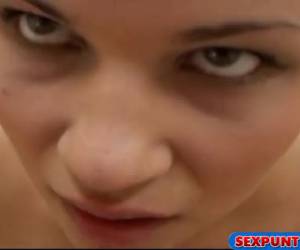 napalona brunetka dickt na obwisły penis i daje grubości kogut cios obrócić, aż skończy, i jej usta i twarz pełna spermy strzykawka.