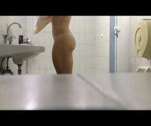 Su hijo colocó una cámara oculta en el lavabo Tiene cojones colocar una cámara oculta en el lavabo para espiar a ti madre cuando está en la ducha, pero joder, es que la madre está muy buena y es medio normal que el hijo esté cachondo con ganas de verla desnudaLa verdad que quizá no está bien pe