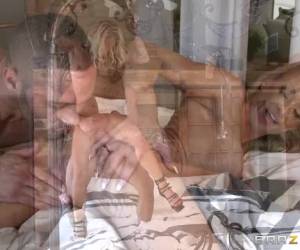 Synthia Fixx está encantada con el vestido que le ha regalado su hijo, mirar como se lo prueba incluso delante de él y la verdad es que le queda de puta madre, es mas, se lo ha puesto sin ropa interior con lo que imaginar como se le notarán los pezones