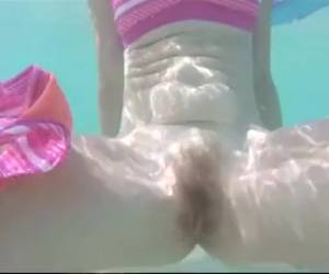 pasangan amatir ini menguji kamera bawah air di laut striptis underwater licik. vagina berbulu terungkap. licik underwater striptis