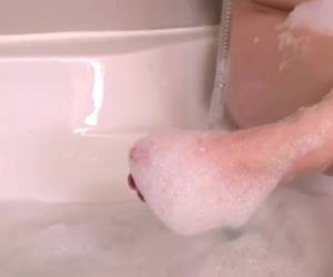 Silmäyksellä sisälle kylpyhuoneeseen, kiimainen pulleita bimbo. hänen isot tissit ovat täysin todellinen, erittäin pehmeä. kiimainen pullea bimbo pelissä whiteh paksu tissit