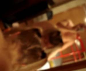 hänen koirat repsottaa hänen isot tissit niin hyvä. joten vittuile hänen uhkea tyttö kiimainen sexmovie peilin edessä. hänen koirat repsottaa hänen isot tissit ovat niin herkullisia