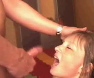 Vaimo niellä cum kotiäiti nielee cum