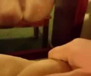 onu kedi Çeşme movieing. birinde onu telefon ve whiteh hazır spouting onu şişman kedi o fingerfucks süre diğer el el. onu kedi Çeşme movieing