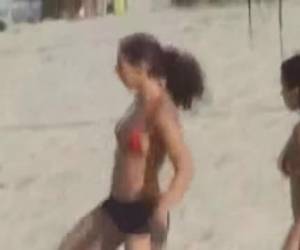 en måbrafilm. titta på vackra flickor på den stranden whiteh en boll i spel. på stranden, vandra de snygga tjejerna