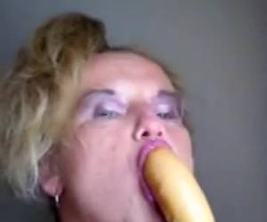 perverssi mummo voi olla kiimainen temppu whiteh dildo. niin totta circusartieste nielee ne fake big cock syvälle. perverssi granny voidaan kiimainen temppu whiteh dildo