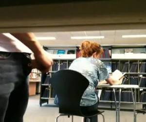 detrás de la espalda de una mujer regular tira un voyeur a su polla dura poco. y de pronto, cae un cum polla voyeur está avanzando en la biblioteca pública