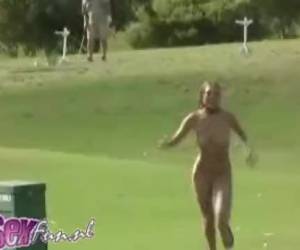 pegolf ini aneh untuk melihat ketika tibatiba seorang wanita telanjang di lapangan golf yang berjalan. wanita telanjang di lapangan golf