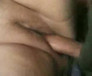 kun suuri maanviljelijä, lehmä lypsää viljelijän odottaa hänen isot utareet fat tissit imeä. hänen mies jäsenenä hänen iso laatikko puujalat. viljelijä on melko suuri viljelijän suuret utareet