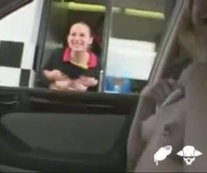 tetas mostrando en el sistema la niña pregunta mostrar el maestro efectivo o sus tetas. ambas chicas tienen sus tetas en show en el show de tetas macdrive en el sistema