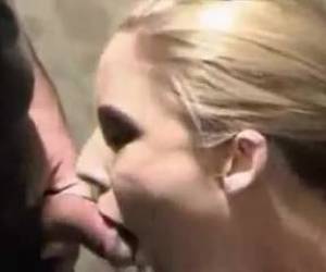Qué perversa meada encima de la rubia