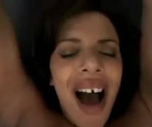 Ginecólogo en bata comiéndose a la mulata Este avispado doctor sabe bien donde tocar para que la hembra se ponga a cien y tras ponerla cachonda le come el chochete. La mulata queda tan satisfecha que a buen seguro no olvidara la fecha de su próxima revisión.