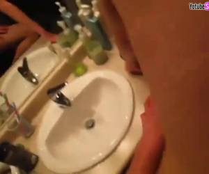 Con 3 pollazos corrída segura Por detrás en el cuarto de baño y delante del espejo su novio la pilla y entre pollazo y pollazo la folla con tantas ganas que a las 3 embestidas ya se ha corrido.