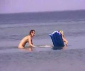 Lesbianas juguetonas pilladas en la playa