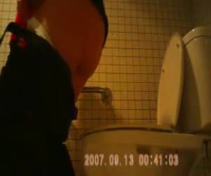 Una cámara espia en un toilet público para obtener pilladas meando de chicas, y una de sus victimas entra a mear sin saber que está siendo grabada. Voyeur de grabaciones en sitios públicos y si son meadas mejor.