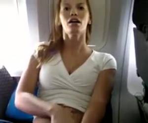 En un avión completísimo de pasajeros, esta zorra y salida rubia se dedica a exhibir su coño rasurado y caliente, mientras se masturba sin dejar de mirar a la cámara con cara de zorra necesitada de polla con desesperación.